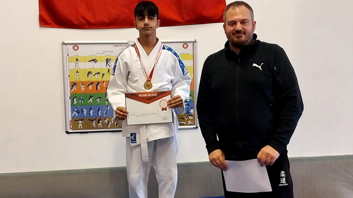 6-D sınıfı öğrencimiz Burak Çakırkaya küçükler judo müsabakasında il birincisi olmuştur.